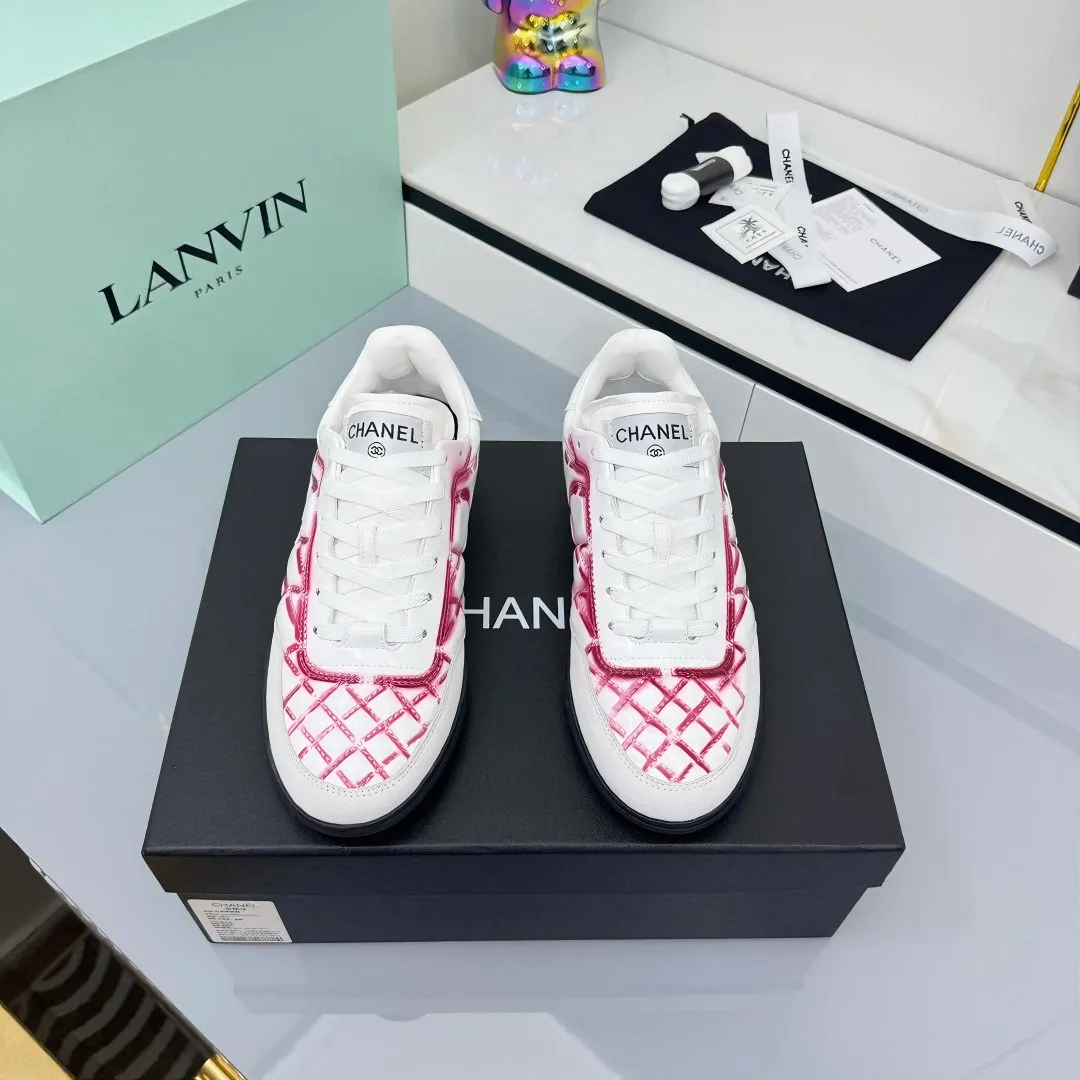 👟👟Ex-factory price 620👟👟 Top version Chanel Chanel - 2025 counter top casual sports shoes This sneaker is a classic design; the upper is electro-embroidered with a variety of techniques; the outsole is fashionable and sporty; it is extraordinary and incorporates a variety of color matching elements... The diversified mix and match is very beautiful and versatile, and can be used for leisure, fashion, sports and outdoor... ꫛꫀꪝ Go➫ Material: ❶Upper is made of: original cowhide ❷Inner lining is made of: original imported sheepskin ❸Outsole is based on: original TPU combination outsole Special counter boutique packaging complete set for women 35–41